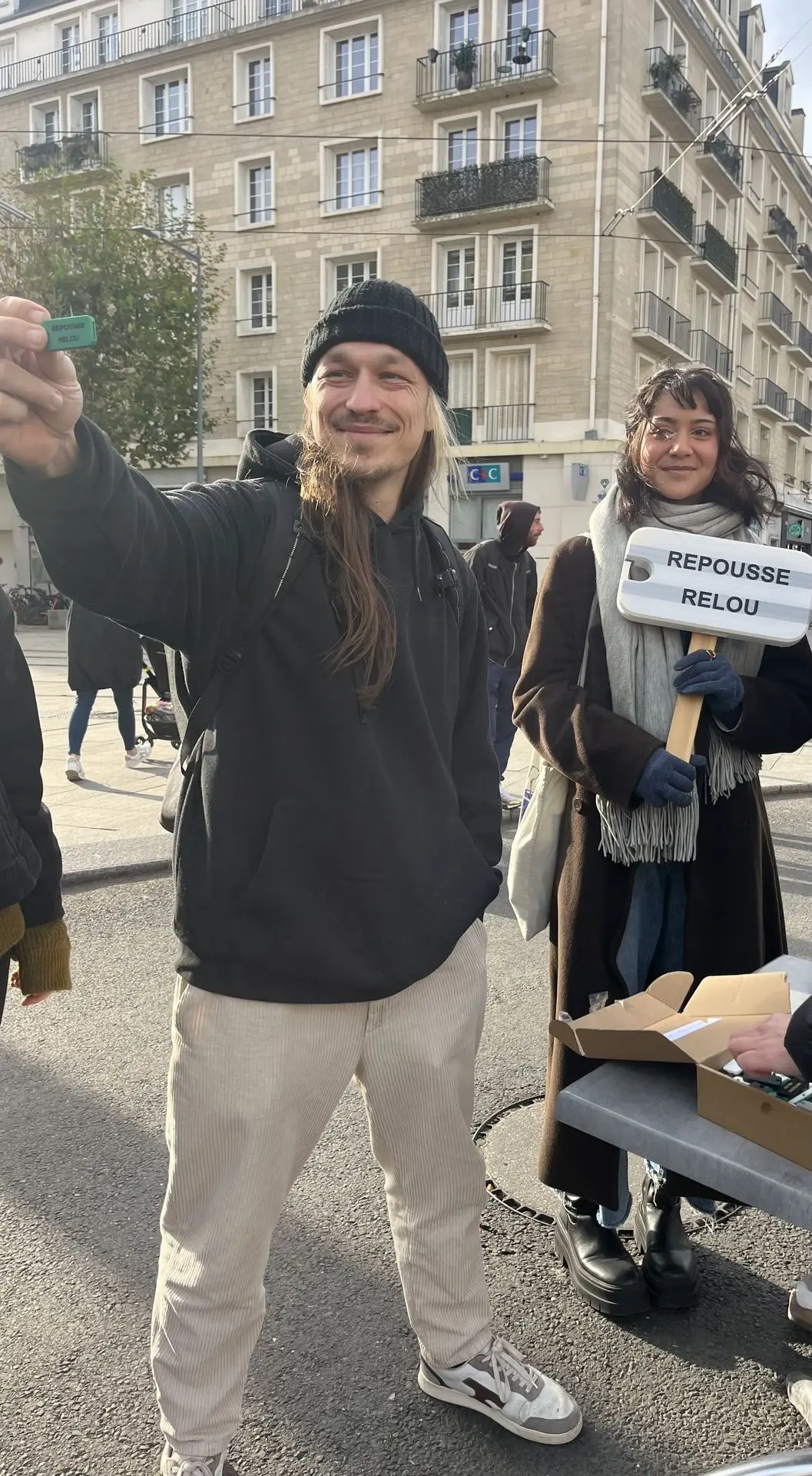 Quentin Duteil tenant un sifflet anti agression repousse relou
